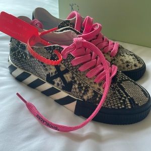 Off—white new arrow low vulcanized medium grey